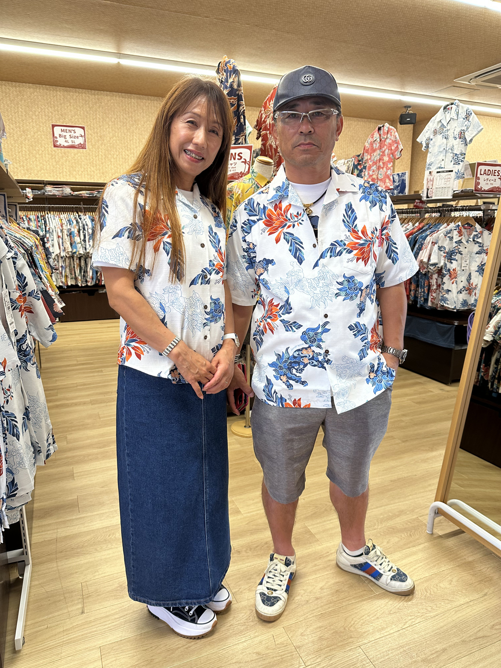 社員旅行で沖縄入りのお客様、夫婦仲良くお揃いかりゆしウェアにお着替え♪