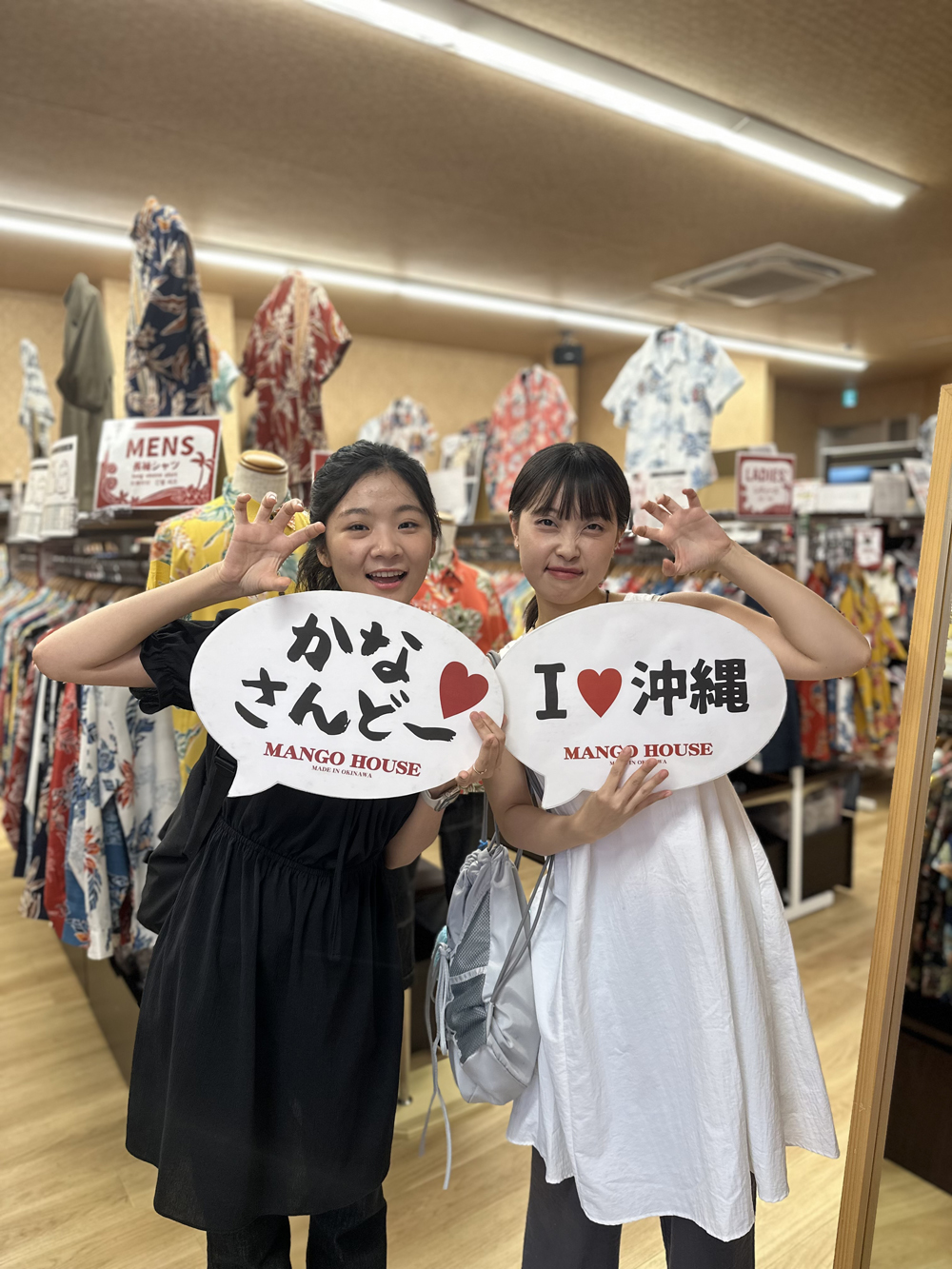 スタッフハンドメイドのかりゆしシュシュを身に付けてシーサーポーズで