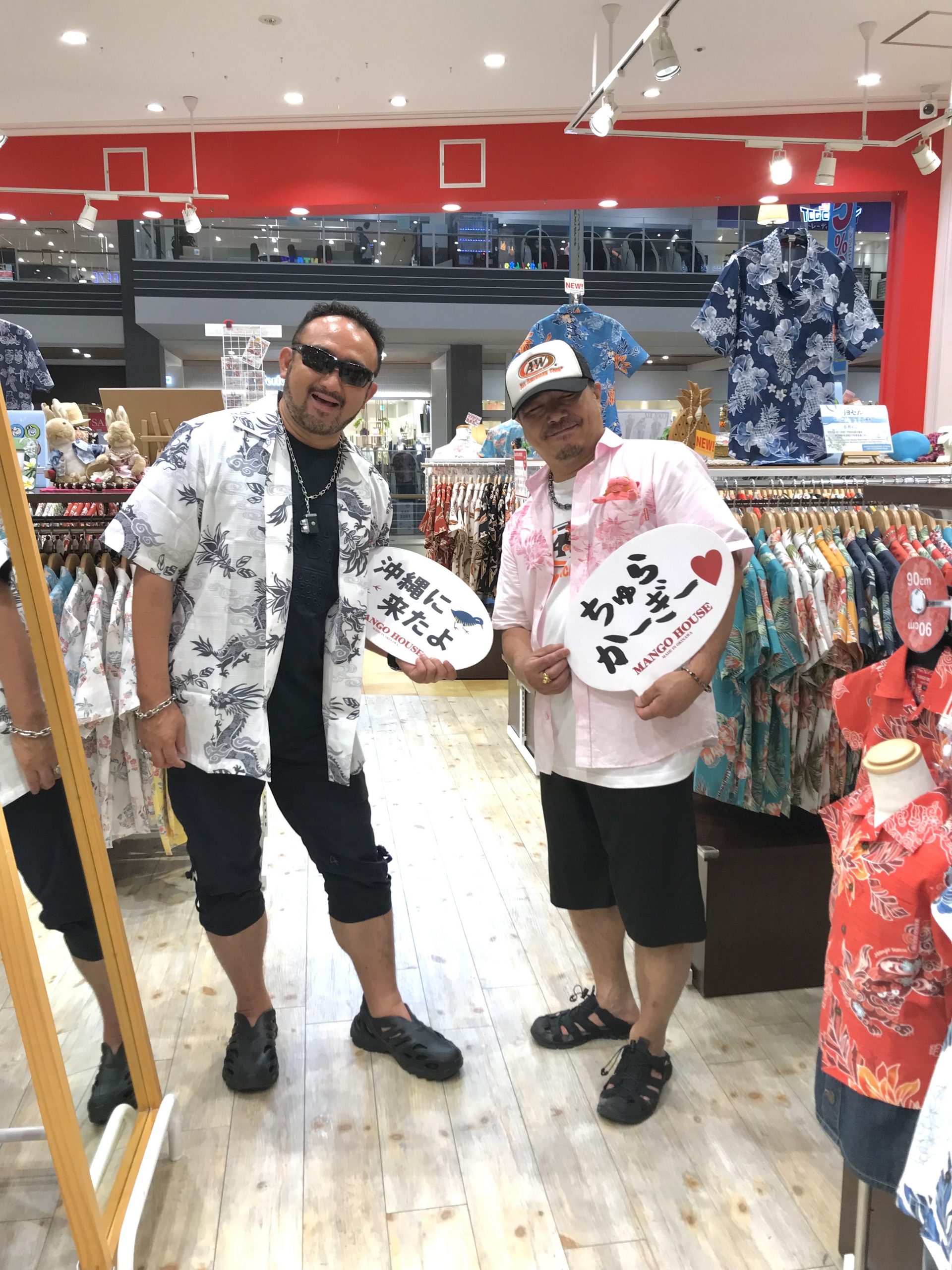 色々な種類のシャツをご試着していてどれもお似合いでした♪