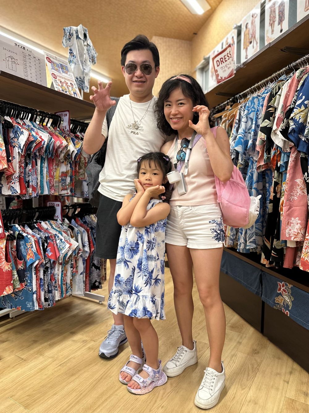 マンゴハウスのキッズかりゆしワンピースを着こなして可愛らしくポーズ♪
