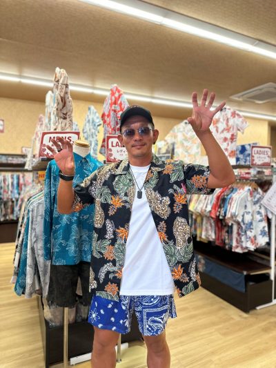 柄もの好きなお客様沖縄記念にかりゆしウェアをゲット！