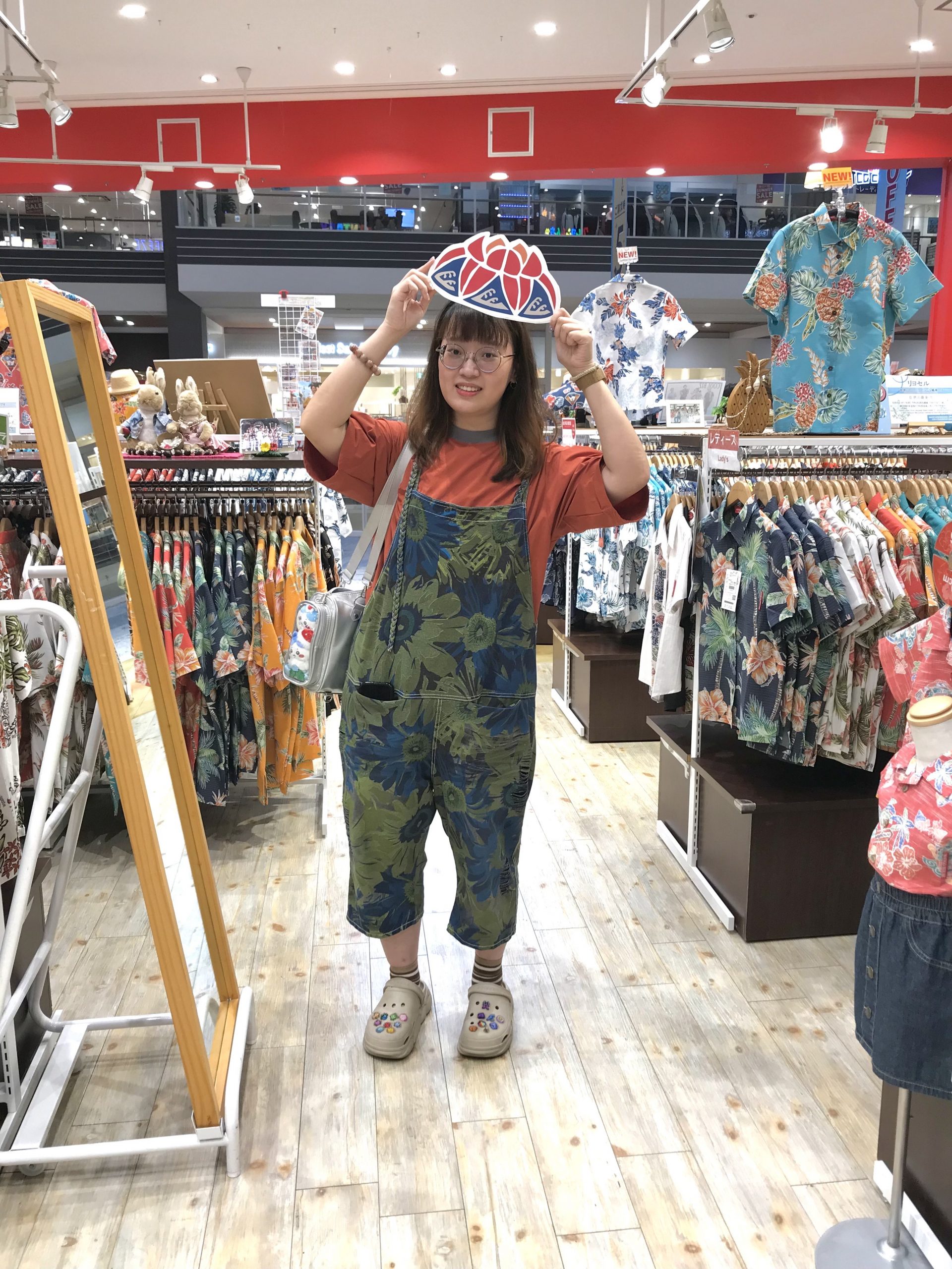 台湾からお越しのリピーター様ご来店お連れ様と共に色んなデザインを見て 楽しく試着