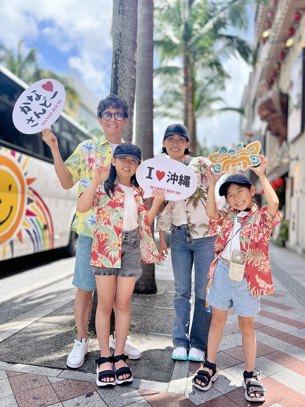 家族でマンゴハウスのかりゆしウェアにお着換え！沖縄旅行を楽しむぞ！