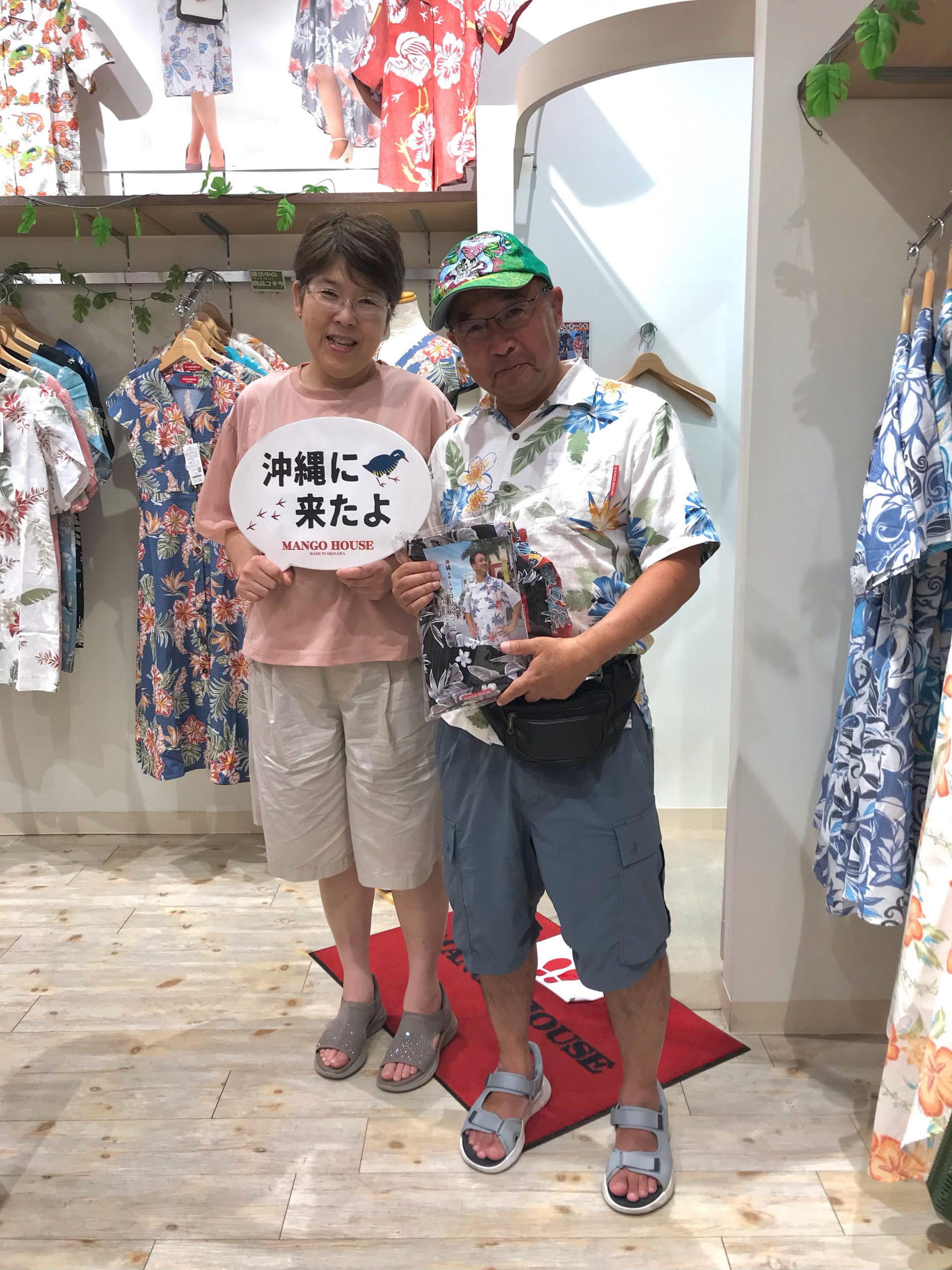 シャツの色合いにグリーンのキャップを合わせたコーデが すごく涼しそうでお似合いですね