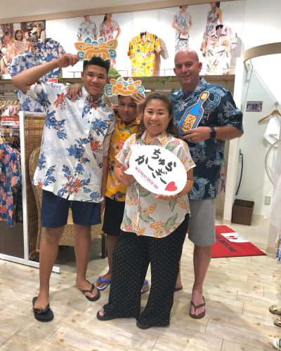 お父さまはカッコいいメンズ限定“ドラゴン柄” お兄ちゃんは沖縄の守り神“シーサー柄” 弟くんは可愛い“イリオモテヤマネコのステッカー”を沖縄の御土産にゲット！！