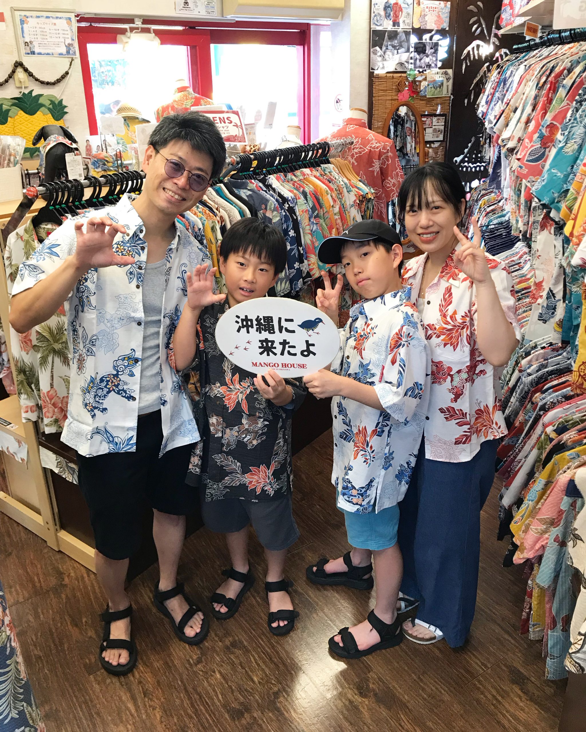 家族でお揃いのかりゆしウェアに 着替えて沖縄観光に🌺