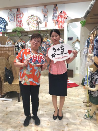 色んな種類のハイビスカスが描かれた
デザインのシャツをGETされました