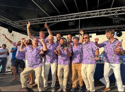 マンゴハウスのかりゆしウェアで表彰式に出席