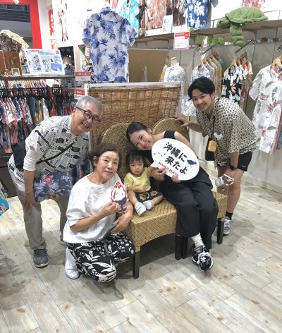 おじいちゃんが沖縄のかりゆしウェアを探して マンゴハウスまでいらっしゃいました♪