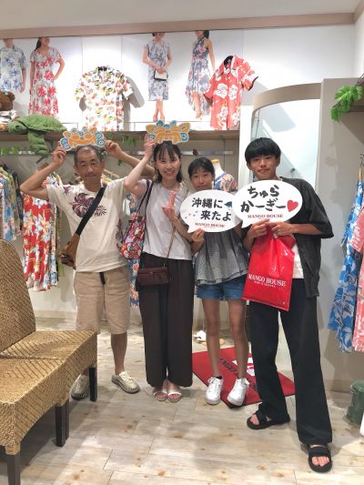 和歌山県からお越しのご家族様ご来店沖縄の守り神、シーサー柄のかりゆしをご試着