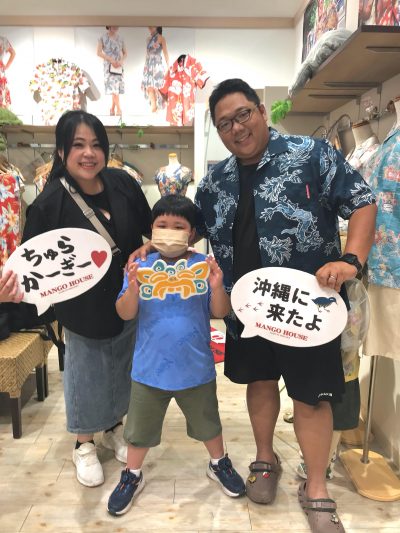 海外からお越しのファミリー様来店してすぐ龍のデザインを気に入って試着