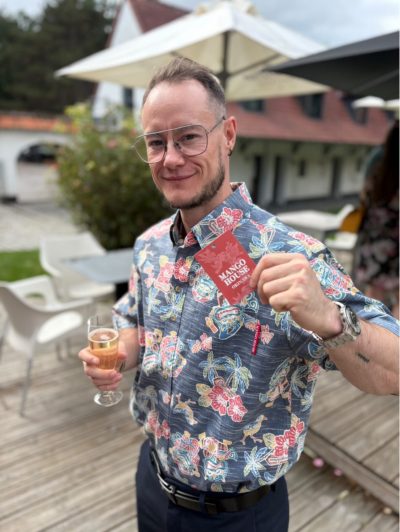 “こんばんは！今日はタヒチ島出身の友達の結婚式です。
ドレスコードは「トロピカル」ですから、マンゴハウスで買ったのシャツを着ています”