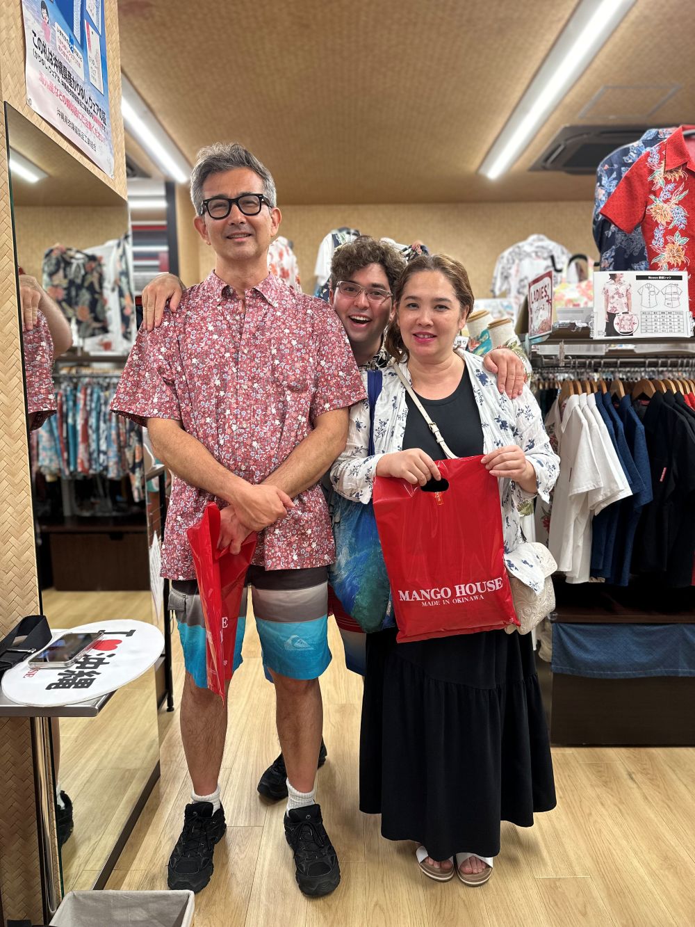 仲良しご家族マンゴハウスのかりゆしウェアに大絶賛で２度ご来店されました♪
