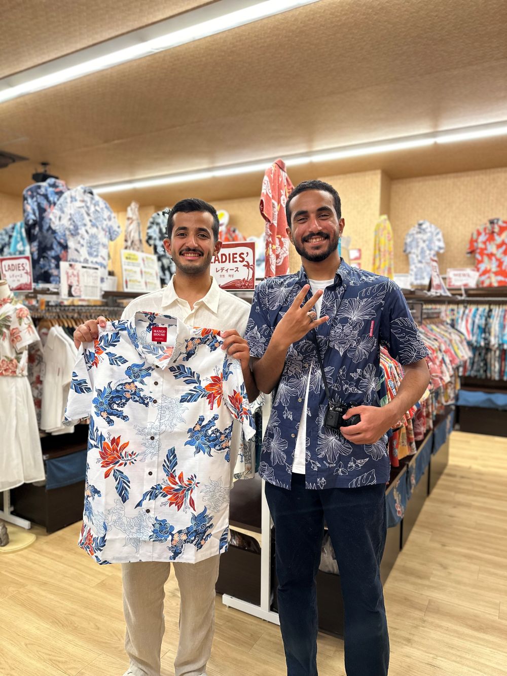 マンゴハウスのかりゆしウェアを気に入ったお客様がご友人を連れて再来店♪