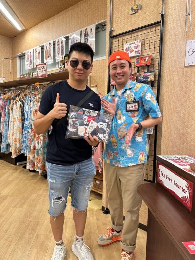 ヤンバルクイナ柄のかりゆしウェアをゲット♪デザイナーと記念写真！