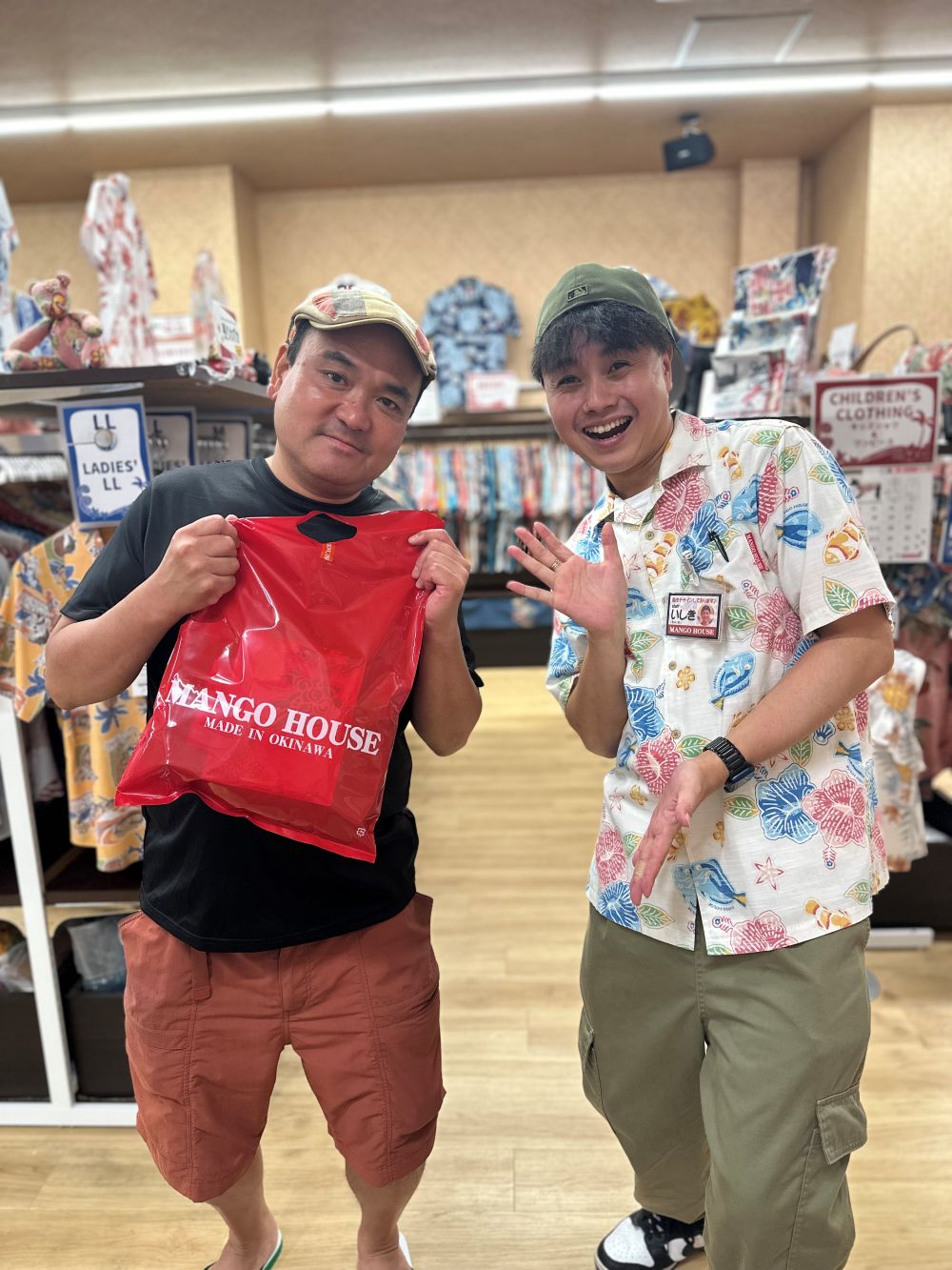 沖縄旅行の楽しみ！マンゴハウスで楽しくかりゆしウェア選びの常連さまご来店♪