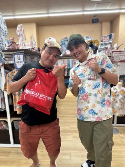 マンゴハウス常連のお客様今回もお気に入りのかりゆしウェアをゲットです♪