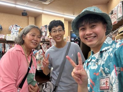 ターコイズブルーカラーのかりゆしウェアを気にっていただきました!