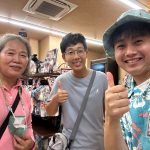 ターコイズブルーカラーのかりゆしウェアを気にっていただきました!