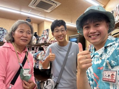 ターコイズブルーカラーのかりゆしウェアを気にっていただきました！