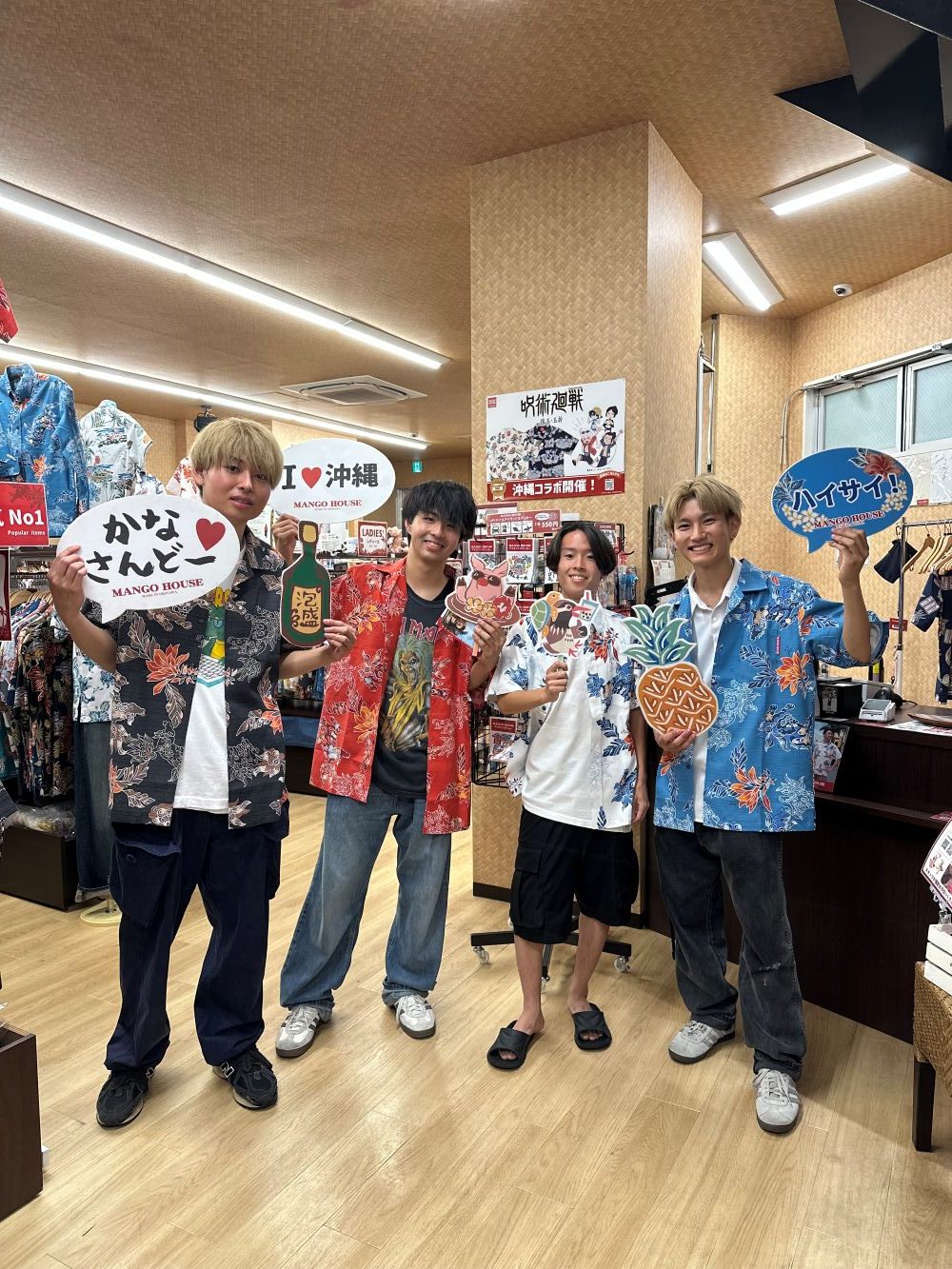 マンゴハウスの大人気シーサー柄かりゆしウェアで色違いお揃いで沖縄旅行のスタートです！