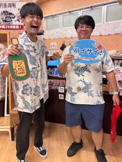 シーサー柄とヤンバルクイナ柄のかりゆしウェアをそれぞれ気に入っていただきました♪