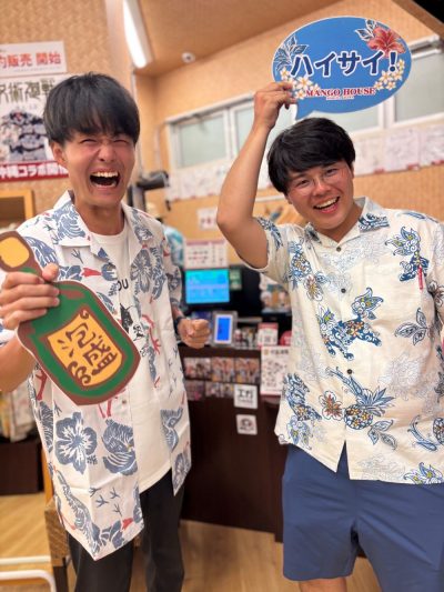 シーサー柄とヤンバルクイナ柄のかりゆしウェアをそれぞれ気に入っていただきました♪