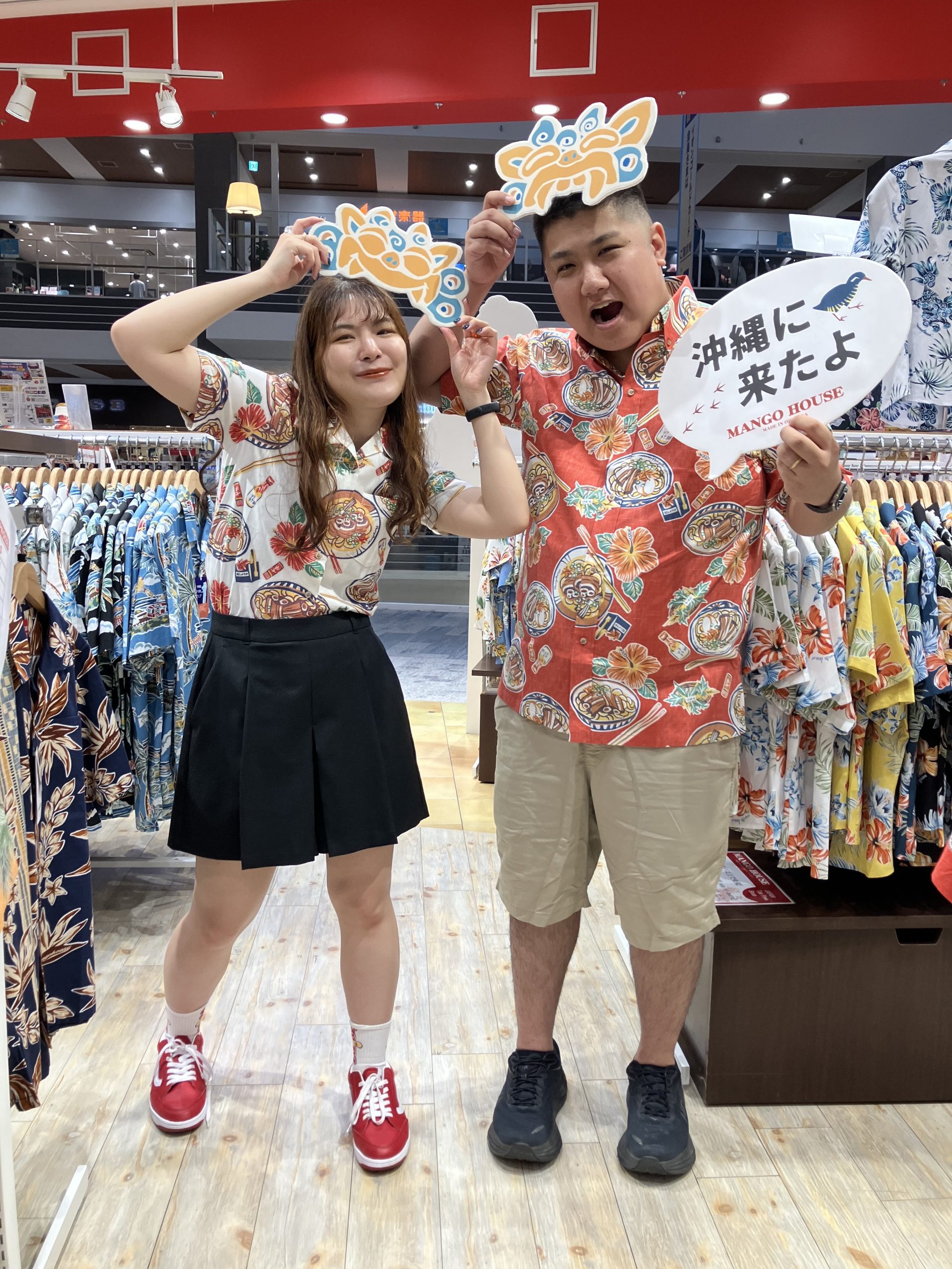 新婚旅行で沖縄入りの新婚さんご来店です♪マンゴハウスのかりゆしでご登場✨