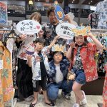 お揃いも楽しめることを伝えると シーサーのデザインに目が惹き 皆さん、色違いで楽しく選ばれました