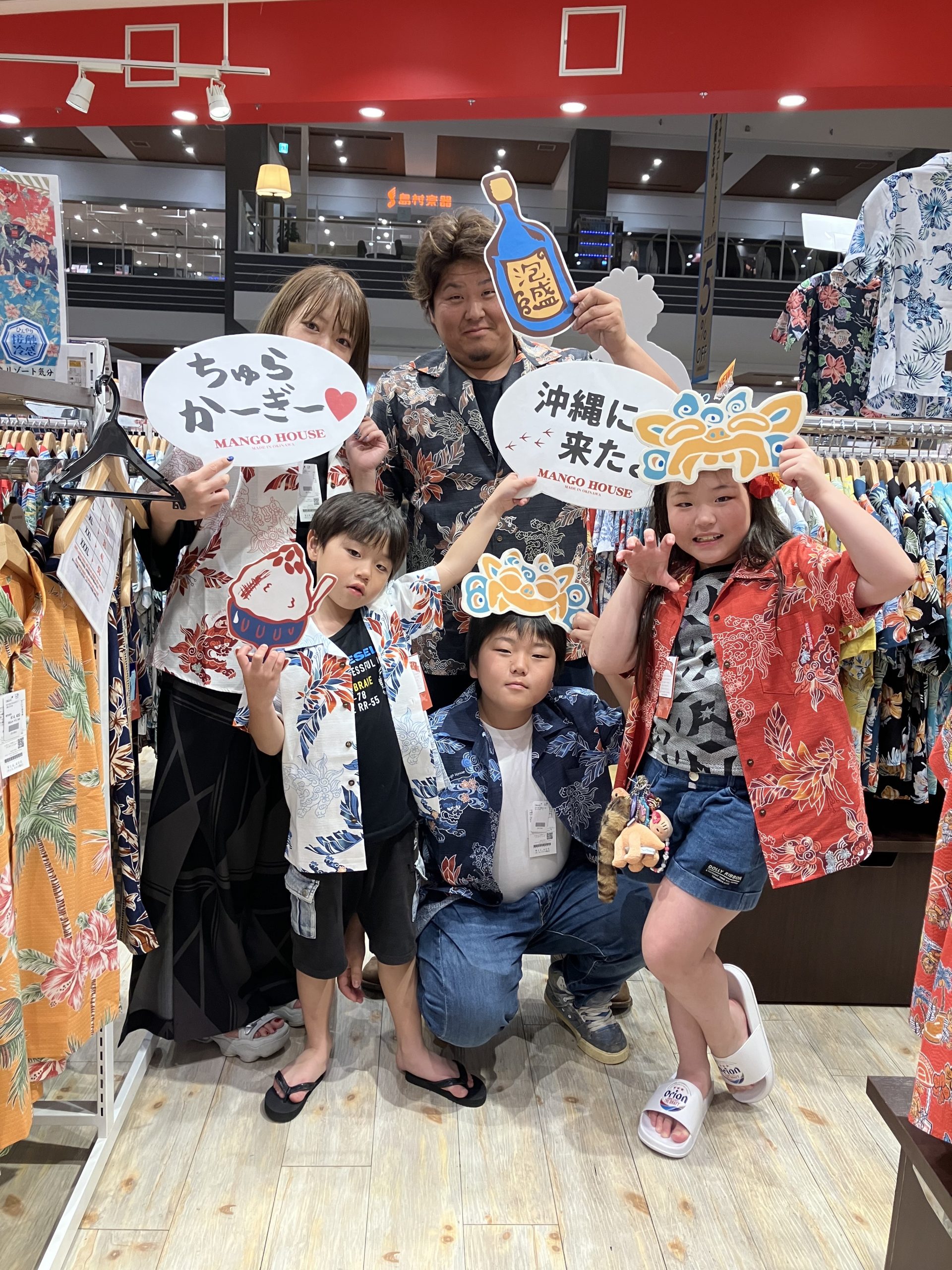 お揃いも楽しめることを伝えると シーサーのデザインに目が惹き 皆さん、色違いを楽しく選ばれました