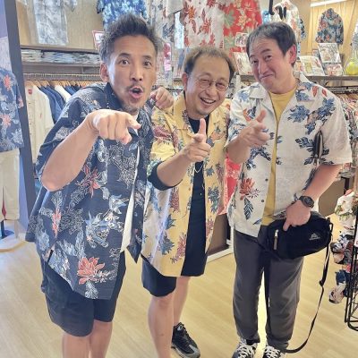 シーサー柄入りのかりゆしウェアで記念写真