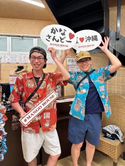 ユニークなご飯柄のかりゆしウェアをペアルックで着用♪