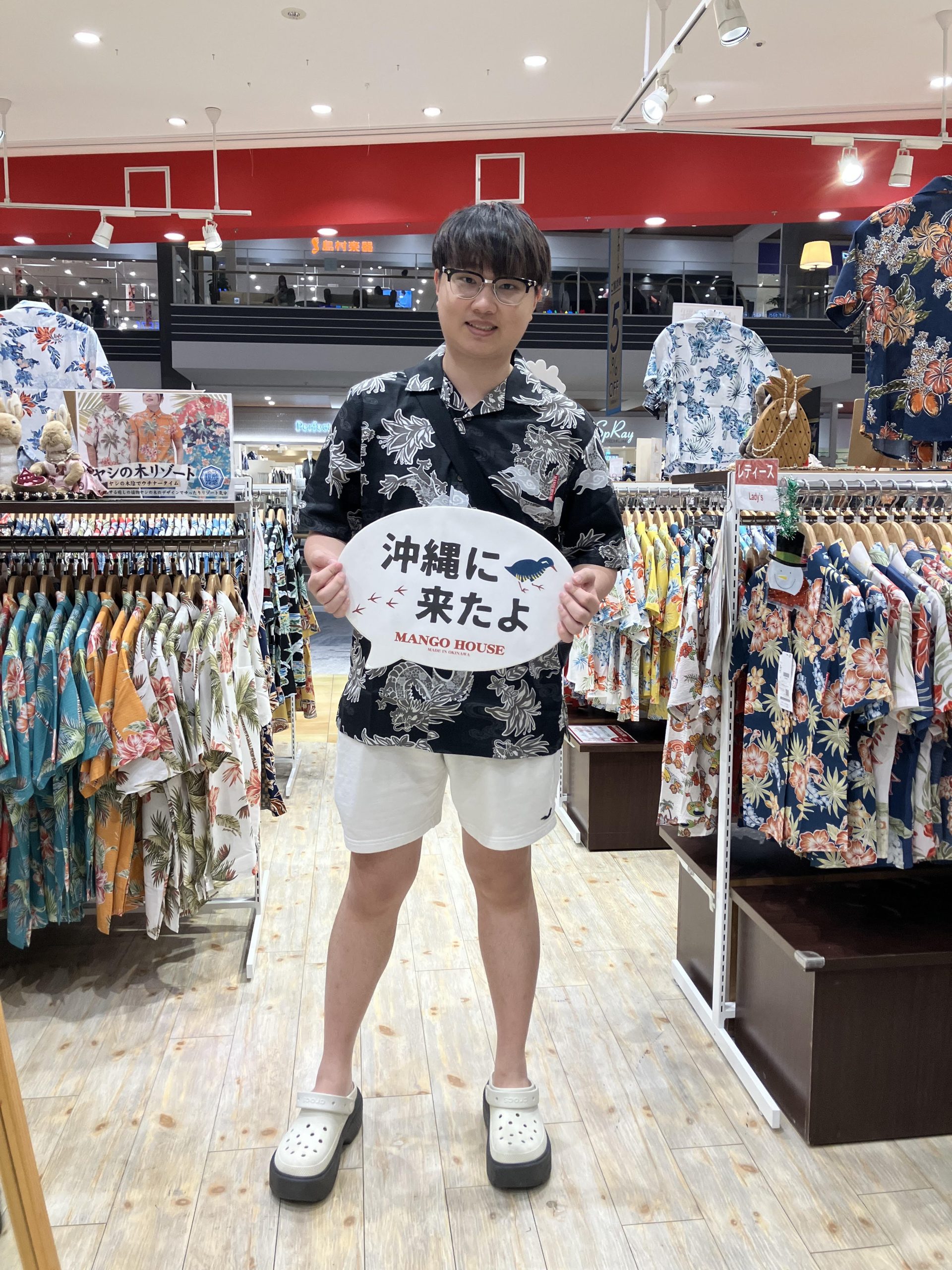 観光でお越しのお客様ご来店お好みのデザインを見つけ購入後もそのまま着て行かれました