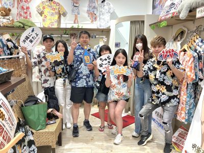 台湾からお越しのお客様、皆さん各々で気に入ったデザインを選び楽しんで試着