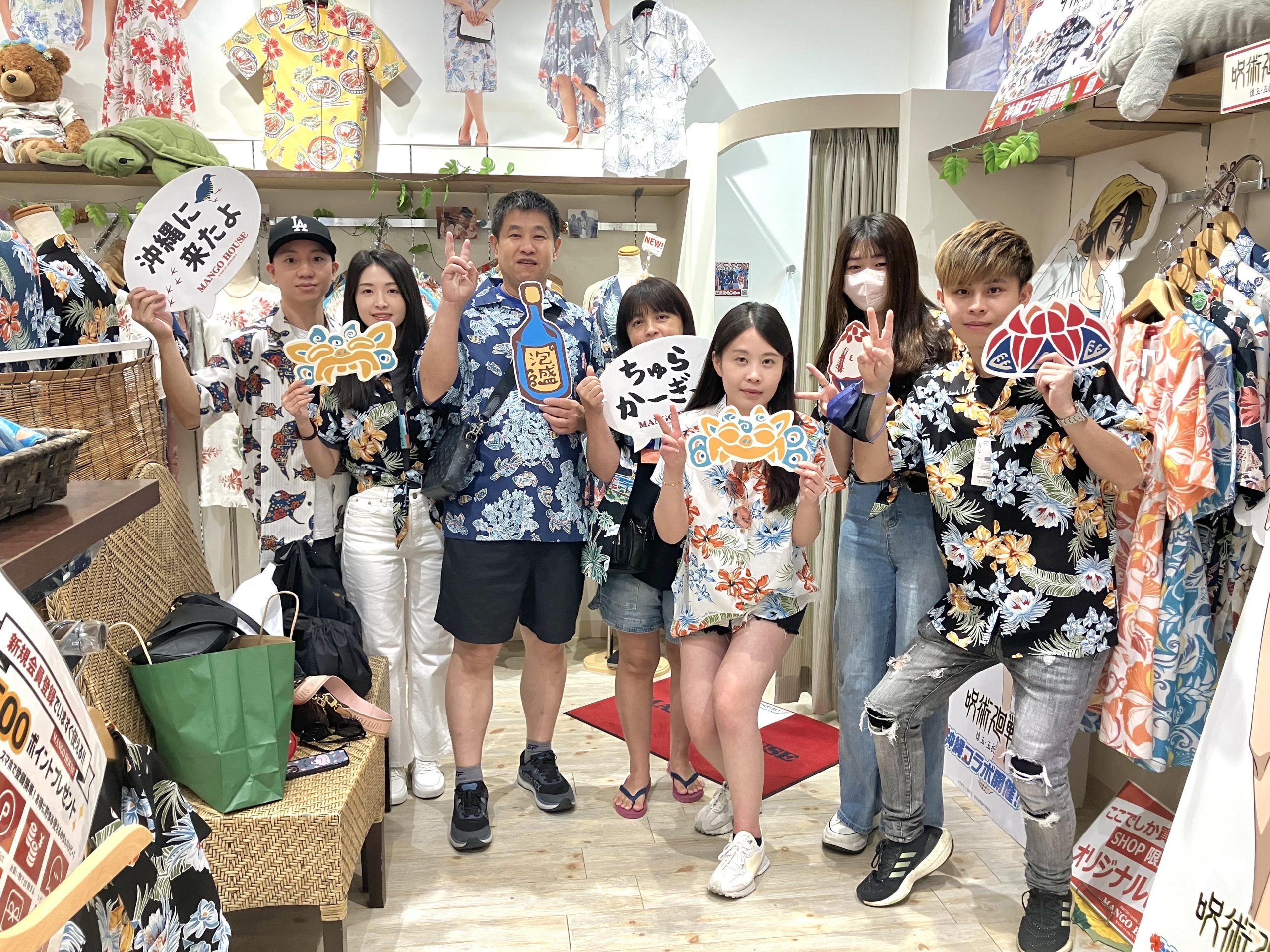 台湾からお越しのお客様、皆さん各々で気に入ったデザインを選び楽しんで試着