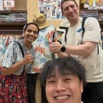 お気に入りのかりゆしウェアが見つかり記念撮影！