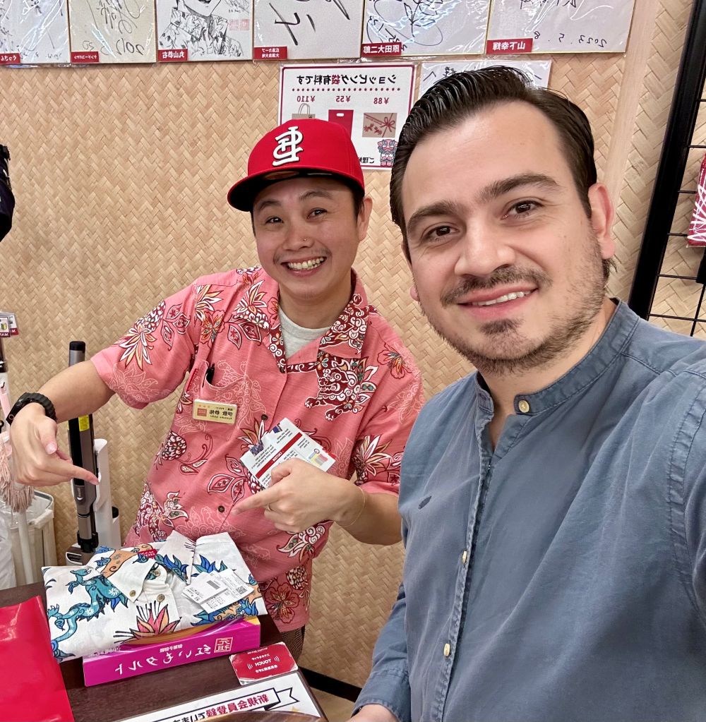 ディスプレイに飾ってあったかりゆしウェアに一目惚れされデザイナースタッフと記念撮影♪