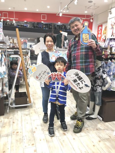 「沖縄あったかい！今日はプールにも入ったよ」と、
外気温25℃まで上がった沖縄を家族で大満喫中♪