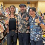 再来店でデザイナーからかりゆしウェアを選んでいただきました♪