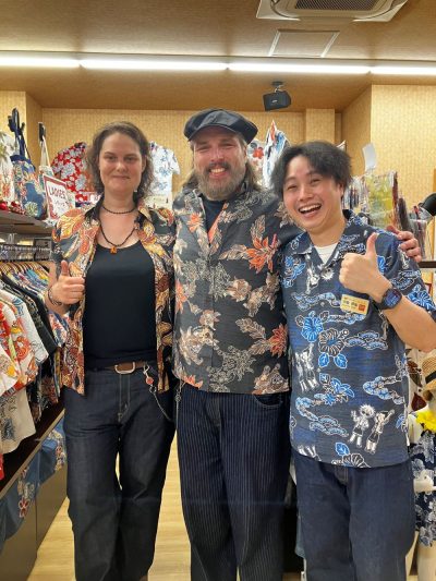 再来店でデザイナーからかりゆしウェアを選んでいただきました♪