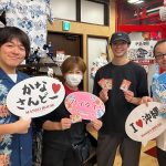 会社仲間でかりゆしウェアを選んで記念撮影♪