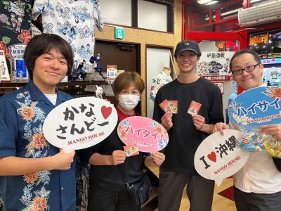 会社仲間でかりゆしウェアを選んで記念撮影♪