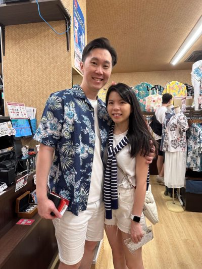 仲良しカップルブルーカラーのかりゆしウェアに一目ぼれ♪