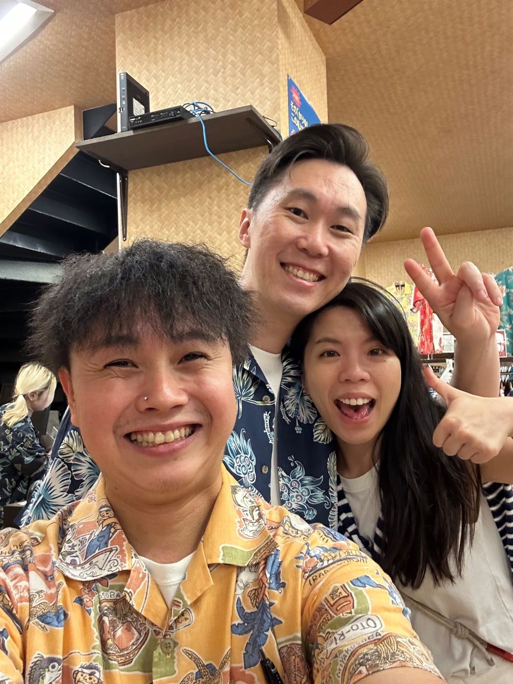 マンゴハウスのネイビーカラーかりゆしウェアを気に入って早速お着替え♪