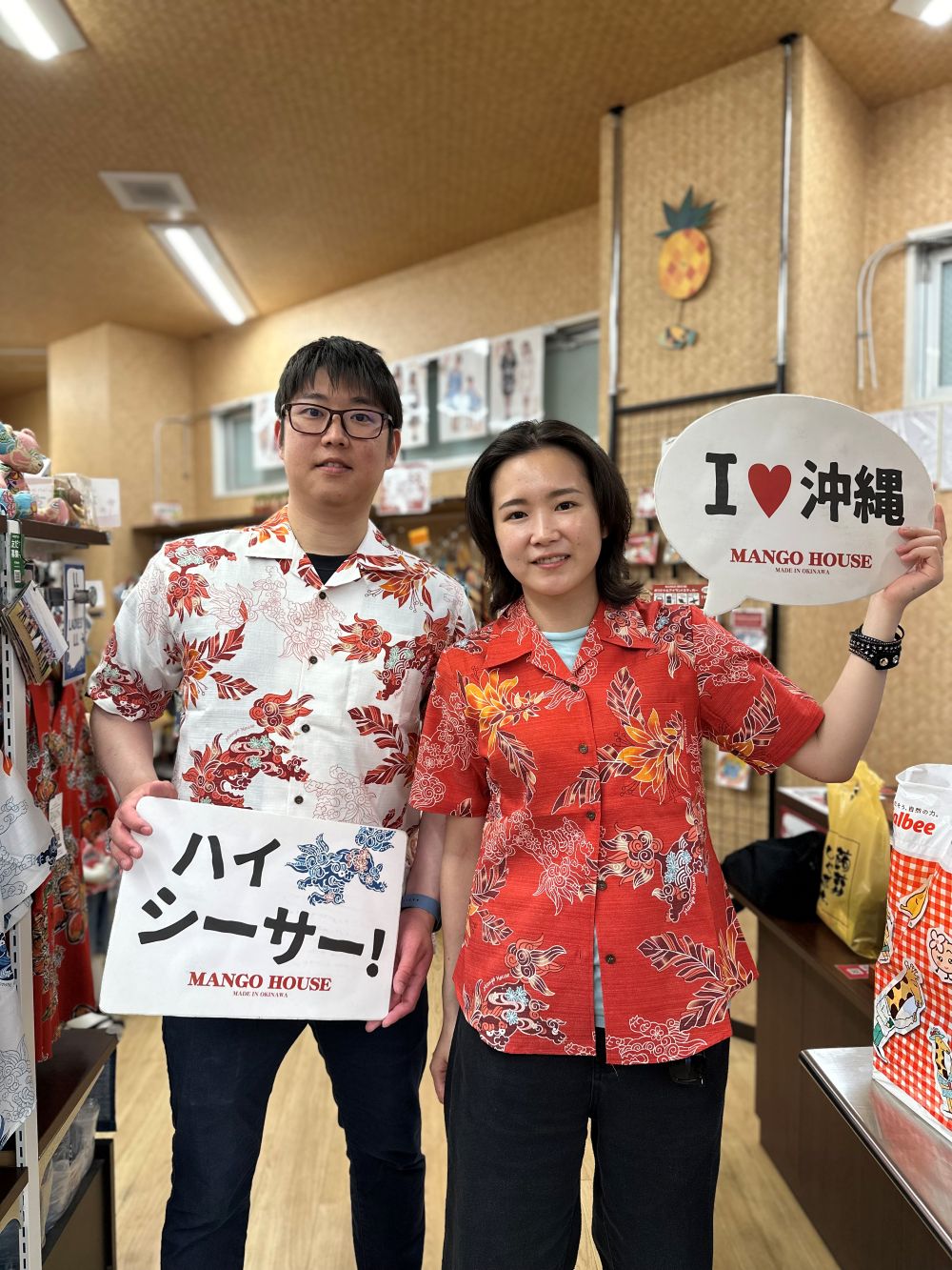 マンゴハウスのお揃いシーサー柄かりゆしウェアを着用されて沖縄をさらに満喫♪