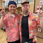 海外からの常連さま前回購入したかりゆしウェアを着てデザイナーと記念撮影！