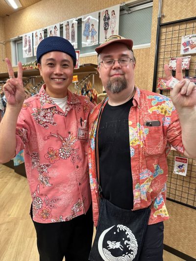 海外からの常連さま前回購入したかりゆしウェアを着てデザイナーと記念撮影！