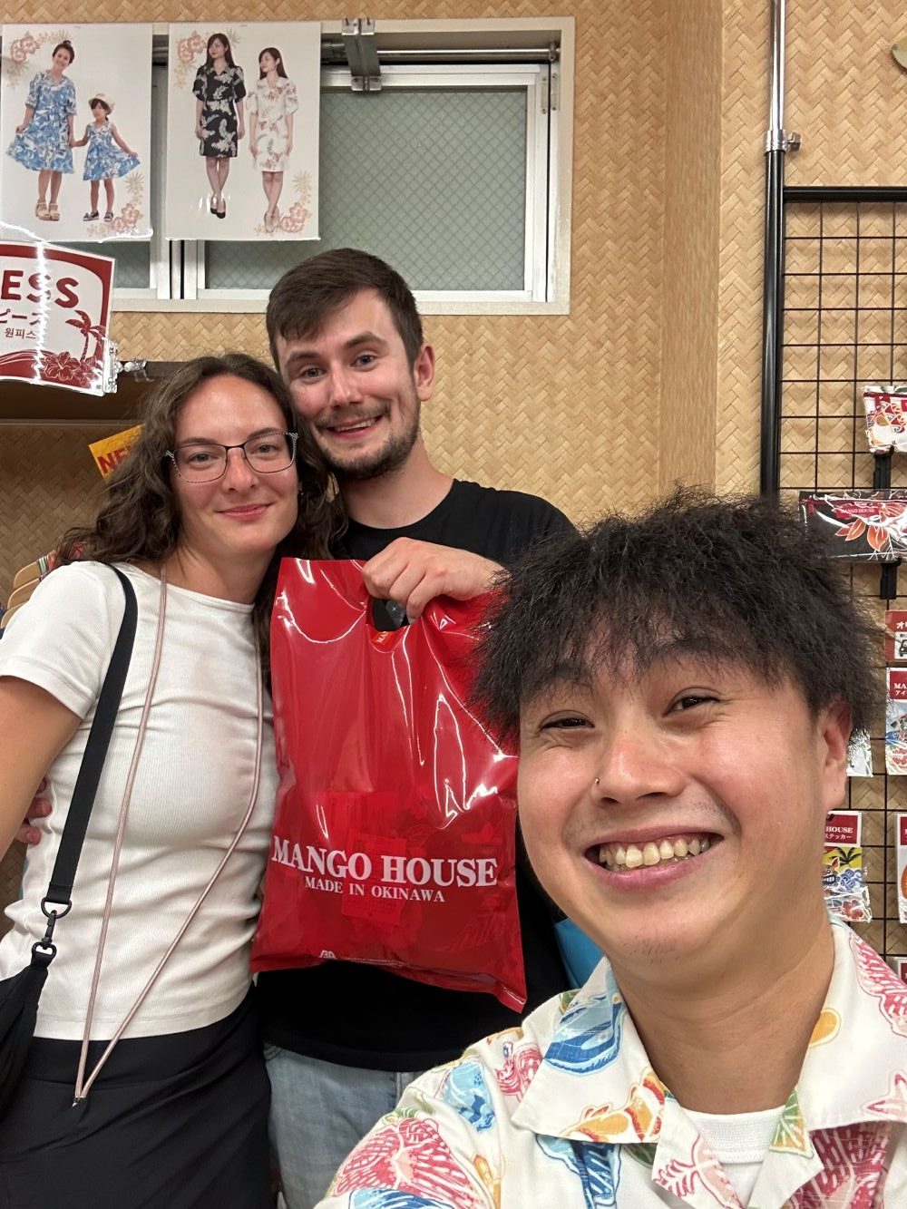 マンゴハウス国際通り2号店でかりゆしウェアとかりゆしワンピースのお揃いをゲット♪