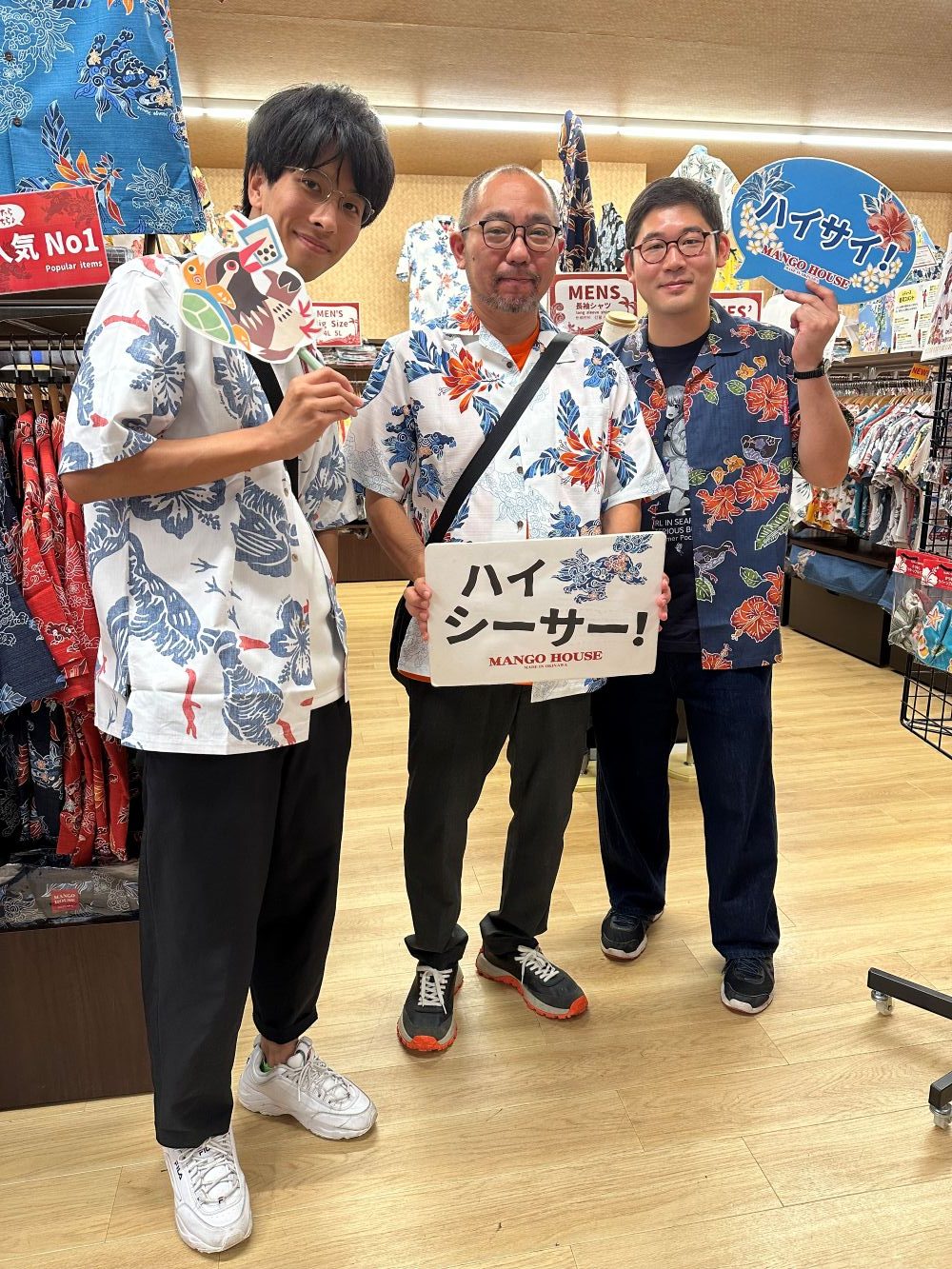沖縄でのイベント出店のためかりゆしウェアに着替えて楽しみながら頑張ります♪