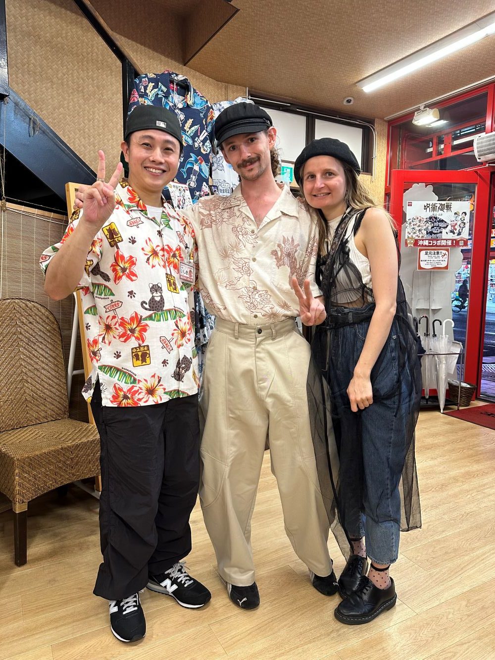 親族から頂いたと言うマンゴハウスのかりゆしウェアを着用されて海外からご来店♪